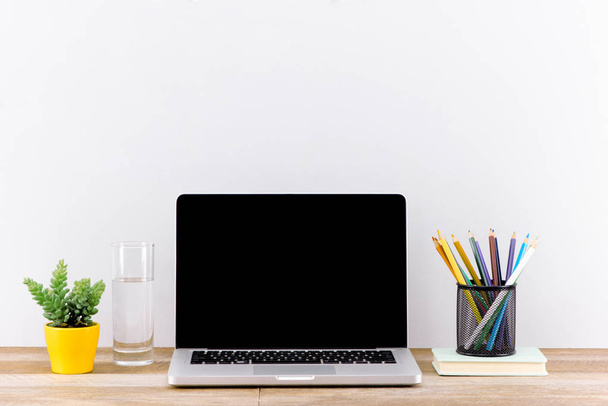 ordenador portátil pantalla blanca en blanco en la vista frontal de la mesa de trabajo
 - Foto, imagen