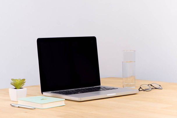 ordenador portátil pantalla blanca en blanco en la vista frontal de la mesa de trabajo
 - Foto, imagen