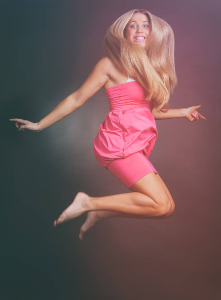 Nainen hyppää
 - Valokuva, kuva