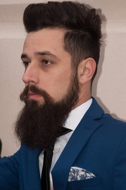 ritratto giovane uomo con la barba all'aperto
 - Foto, immagini