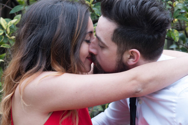 genç insanların çift öpücük - Fotoğraf, Görsel
