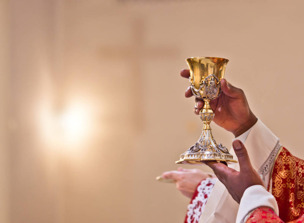 a pap keze felhívja Krisztus vére - Fotó, kép