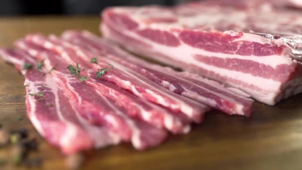 De kok hagelslag rauwe bacon door de gesneden tijm, koken van vlees, maaltijden met vleesproducten, koken varkensvlees - Video