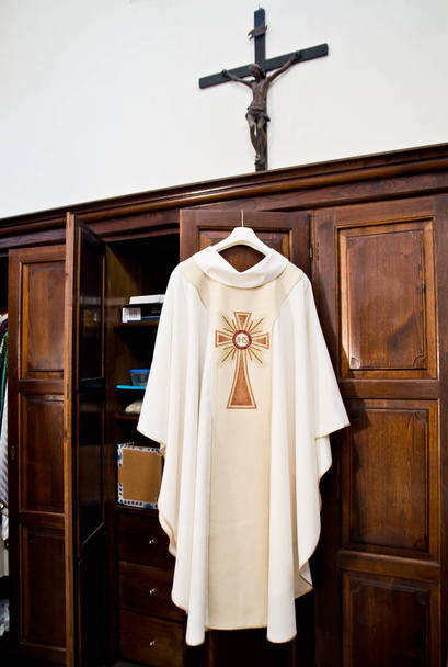 en la sacristía la sotana lista para la Santa Misa
 - Foto, imagen