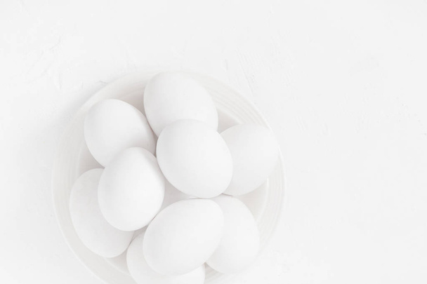 Easter background White eggs bowl - Фото, изображение