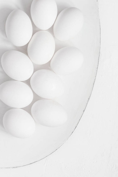 Easter background White eggs platter - Foto, Imagen
