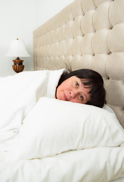 woman lies in bed - Foto, Imagen