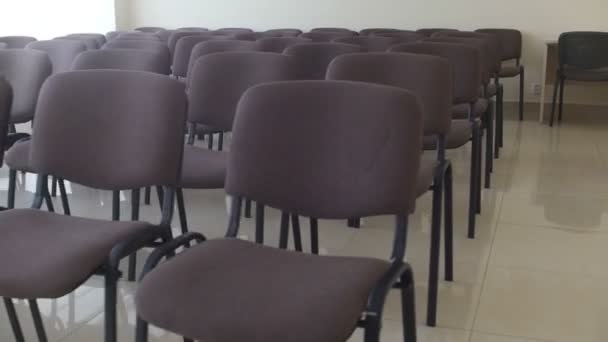 Rzędy krzeseł w sali konferencyjnej - Materiał filmowy, wideo