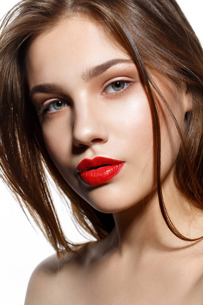 beautiful girl with red lips - Foto, afbeelding