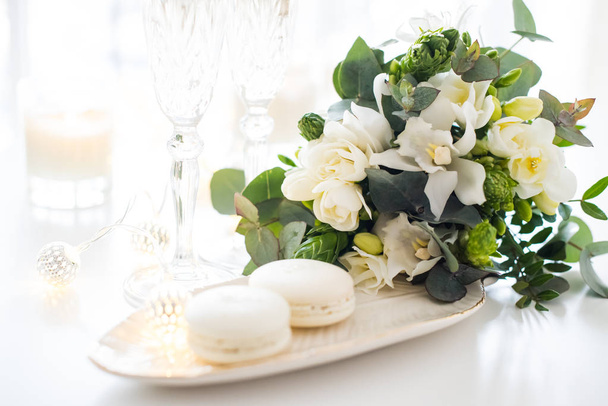 Belle décoration de mariage avec champagne et fleurs, élégant
 - Photo, image