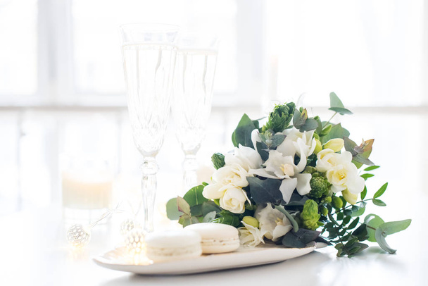 Şampanya ve çiçeklerle, zarif güzel düğün dekorasyon - Fotoğraf, Görsel