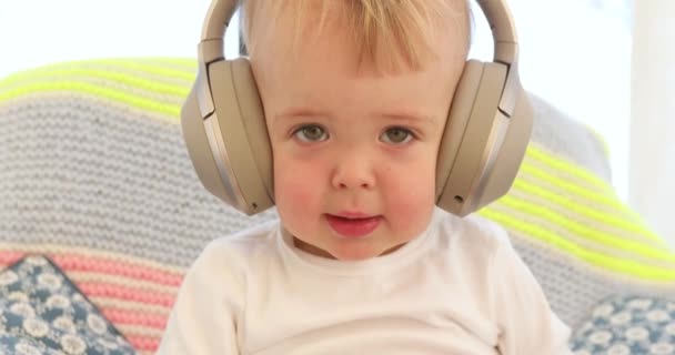 Chlapeček naslouchá hudební sluchátka doma - Záběry, video