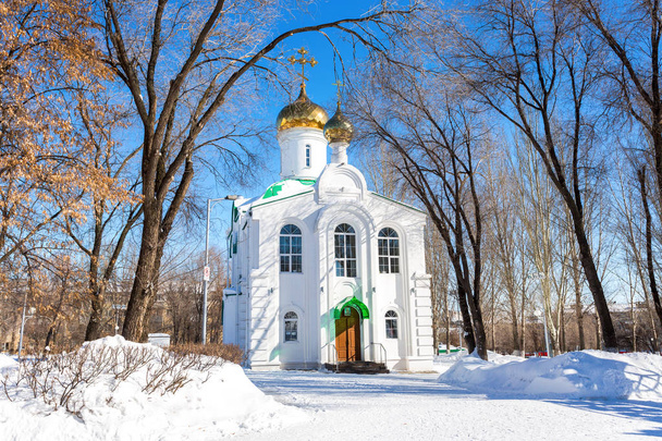 Borisin ja Glebin kirkko talvipuistossa Samarassa, Venäjällä
 - Valokuva, kuva