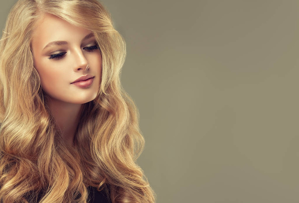 Uzun kıvırcık saçlı güzel model kız. Kırmızı kafa. Bakım ürünleri, saç boyama  - Fotoğraf, Görsel