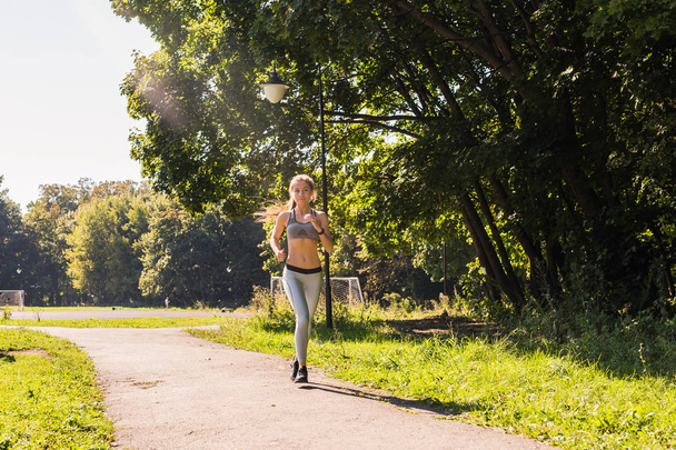 estilo de vida saludable joven fitness mujer corriendo al aire libre
 - Foto, Imagen