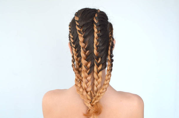 Adolescente avec des tresses de cheveux modernes kanekalona couleurs naturelles
 - Photo, image