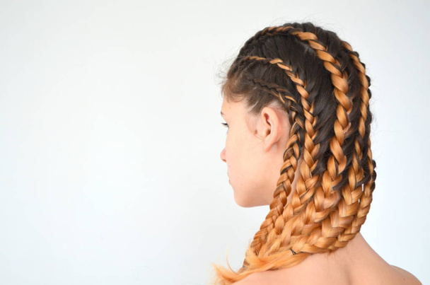 Nastoletnie dziewczyny z nowoczesnym włosów warkocze kanekalona naturalne kolory - Zdjęcie, obraz