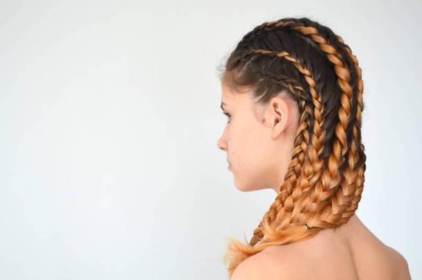 Dospívající dívka s moderní vlasy copánky kanekalona přírodní barvy - Fotografie, Obrázek