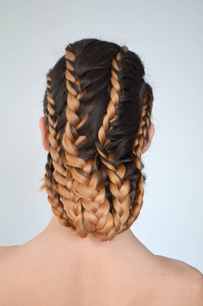 Teenager-Mädchen mit modernen Haarzöpfen kanekalona natürliche Farben - Foto, Bild