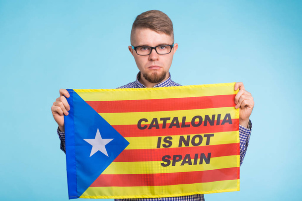 Homme au drapeau pro-indépendance. Référendum pour la séparation de la Catalogne de l'Espagne Concept
 - Photo, image