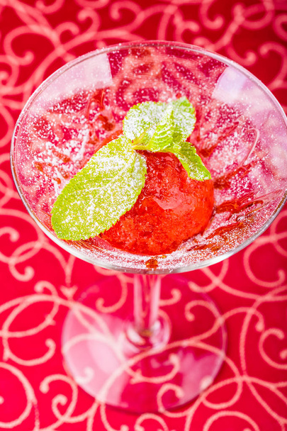 Erdbeersorbet im Cocktailglas. Nahaufnahme - Foto, Bild