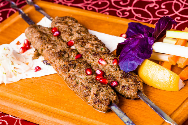Kebabeja vartaissa pitaleivän kanssa. Georgialainen keittiö
 - Valokuva, kuva