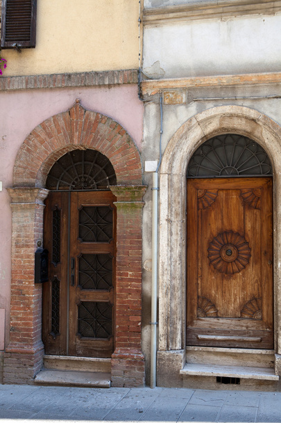 Wooden residential doorway in Tuscany. Italy - Fotoğraf, Görsel