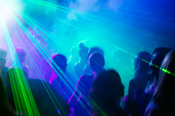 Impreza taniec pod światło lasera. - Zdjęcie, obraz