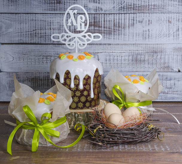 Eater cakes with egg decoration - 写真・画像