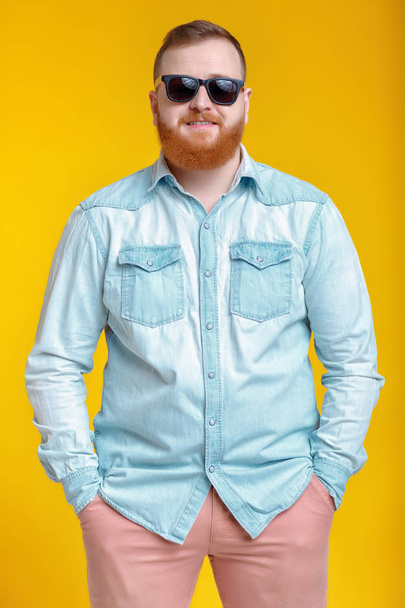 beard man in sunglasses and denim shirt - Foto, imagen