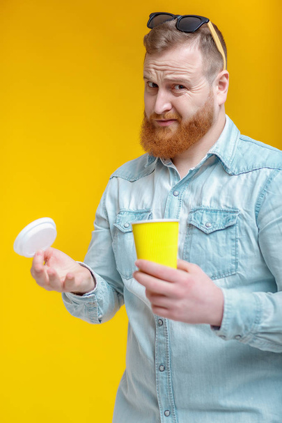 red beard man holding cup with coffee - Foto, Bild