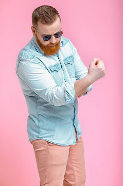 beard man in sunglasses and denim shirt - Zdjęcie, obraz