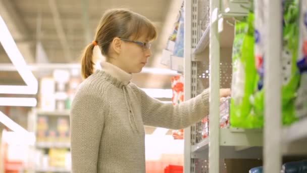 Mujer eligiendo bienes en el supermercado
 - Imágenes, Vídeo