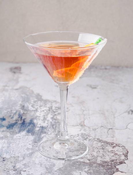 Vista dall'alto rosso cocktail all'arancia margareta fresco in un bicchiere da martini su sfondo grigio. Bar menu bevande alcoliche, deliziosa tequila sunrise long drink per la festa
. - Foto, immagini