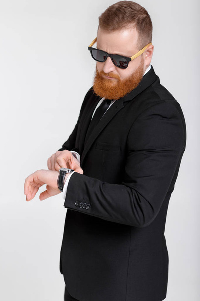 Business man looking at watch - Foto, Bild
