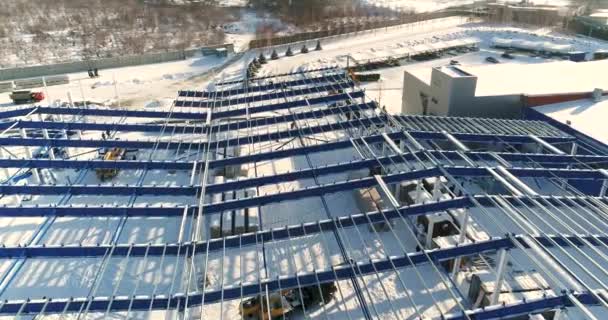 Bouw van een moderne fabriek of fabriek, industriegebied in winter, panoramisch uitzicht vanuit de lucht. Moderne plant op de met sneeuw bedekte veld, het constructiestaal structuur van een nieuw bedrijfsgebouw - Video