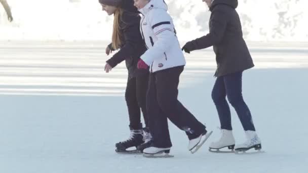 Три дівчини-підлітки вчаться кататися на ковзанах і розважатися
 - Кадри, відео