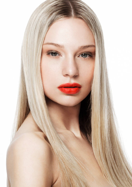 Beauty portrait model with shiny blonde hairstyle - Fotoğraf, Görsel