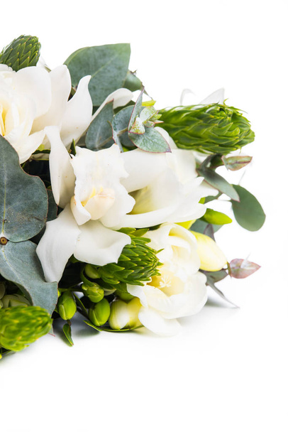 ramo nupcial de flores, freesias blancas y orquídeas sobre un blanco
 - Foto, imagen