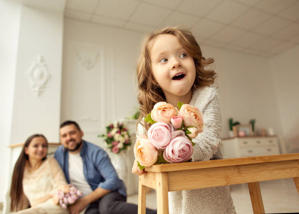 Dad gives his daughter flowers - 写真・画像