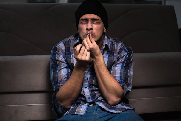 У молодого человека в агонии проблемы с наркотиками  - Фото, изображение