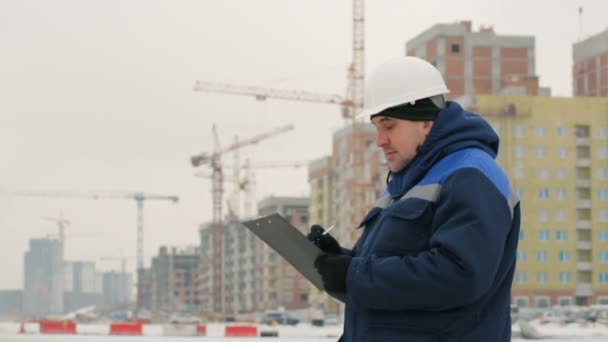 Foreman supervisionando grande projeto de construção
 - Filmagem, Vídeo
