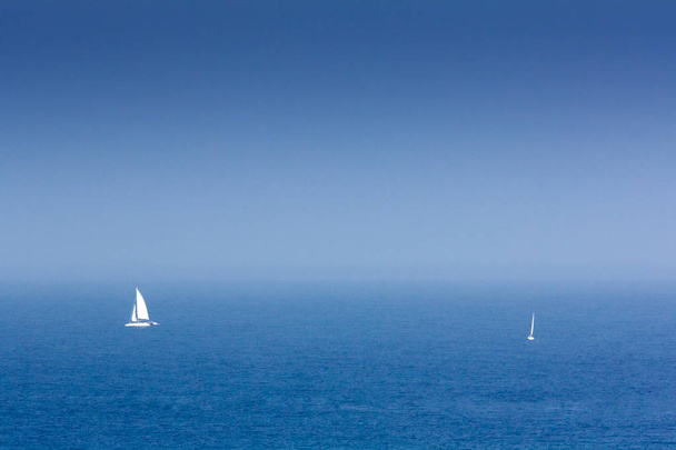 Sailboats żeglowania w błękitne morze - Zdjęcie, obraz