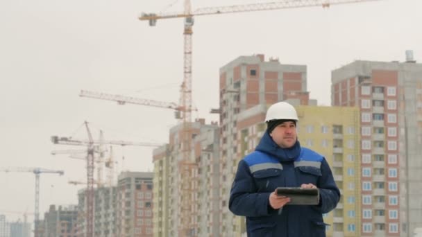 Форман з майданчиком на великому будівельному проекті
 - Кадри, відео
