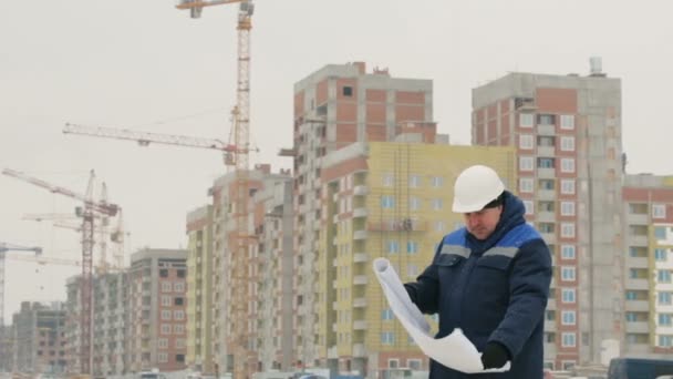 Foreman kanssa paperin piirustus suunnitelma rakennusprojektissa
 - Materiaali, video