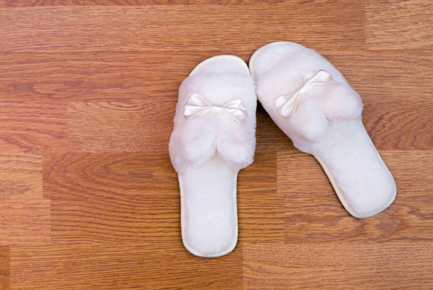 Bílé pantofle fluffy - Fotografie, Obrázek