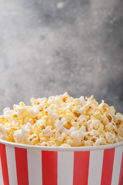 Popcorn v prokládané sady (červené a bílé pole) izolované Grey - Fotografie, Obrázek