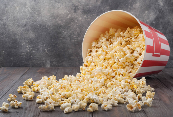 Popcorn aus einem gestreiften Eimer (rot-weißer Kasten) - Foto, Bild