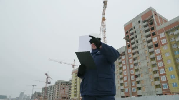Foreman com tablet em grande projeto de construção
 - Filmagem, Vídeo