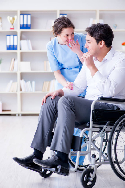 Paciente discapacitado en silla de ruedas que visita al médico para control regular - Foto, imagen